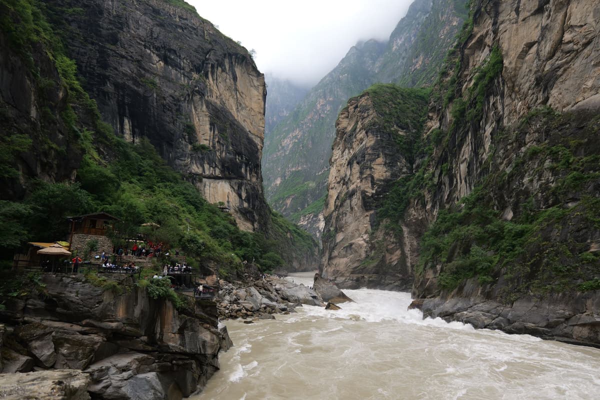 eSIM in Tiger Leaping Gorge 1