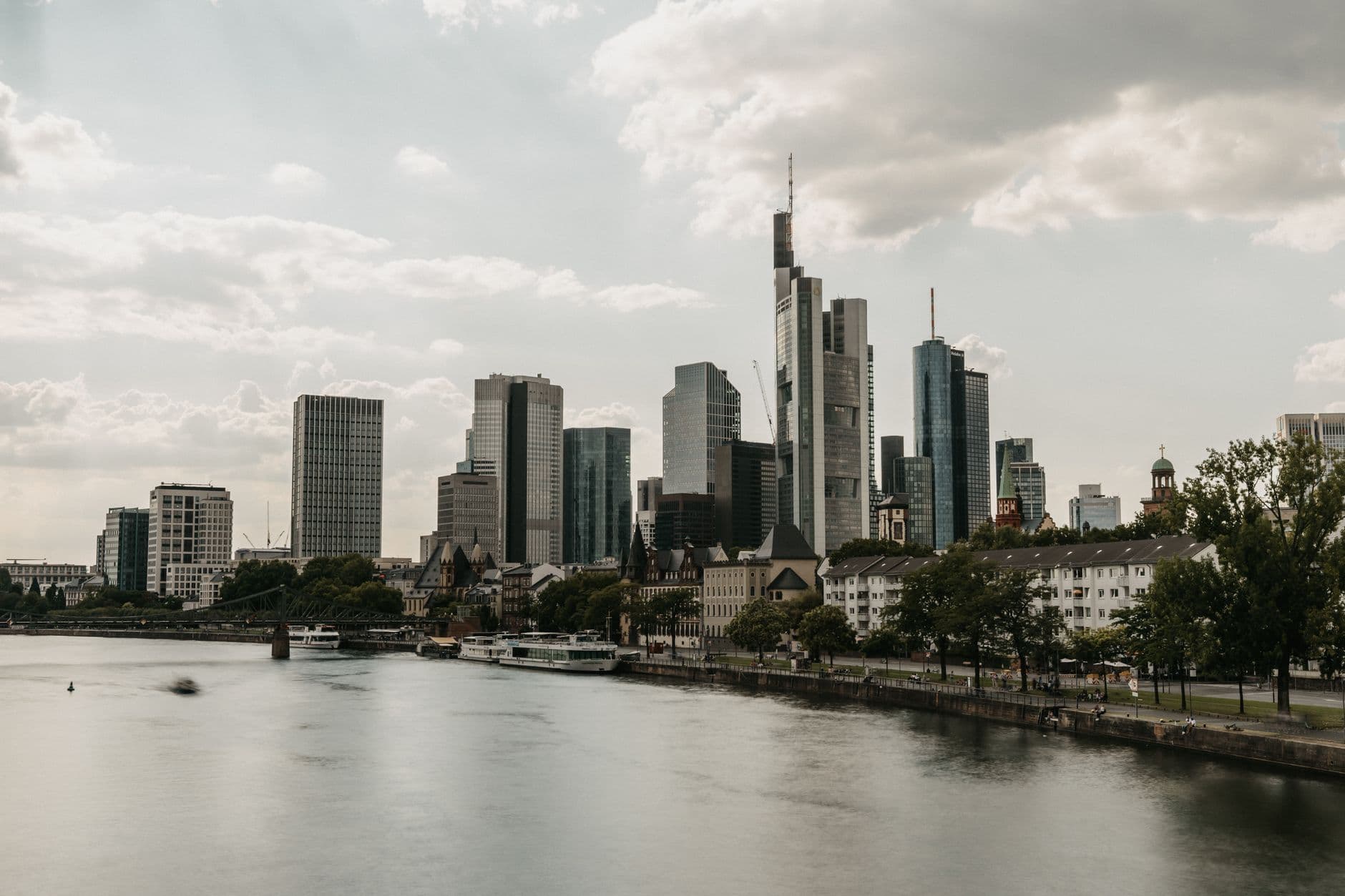eSIM in Frankfurt 1