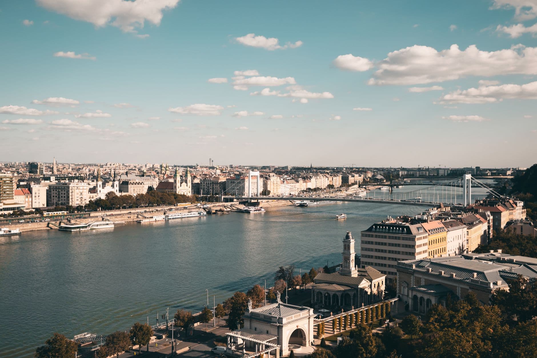 eSIM in Budapest 1