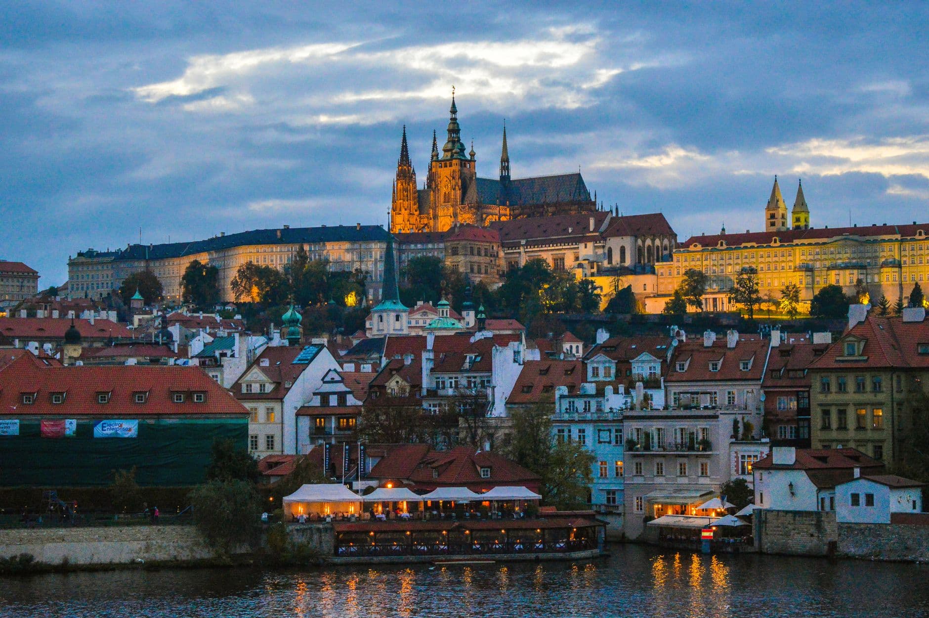 eSIM in Prague Castle 1