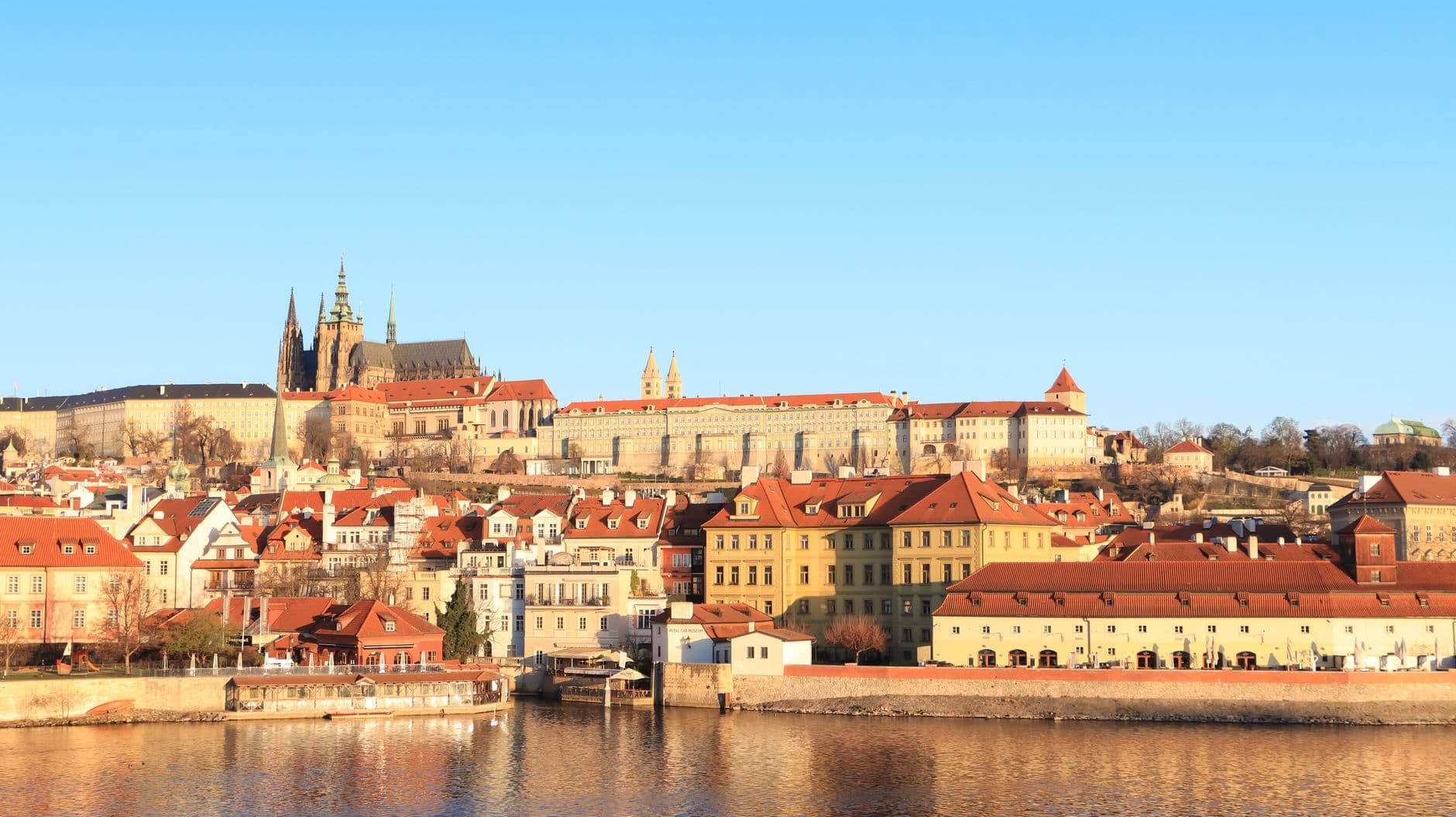 eSIM in Prague Castle 2